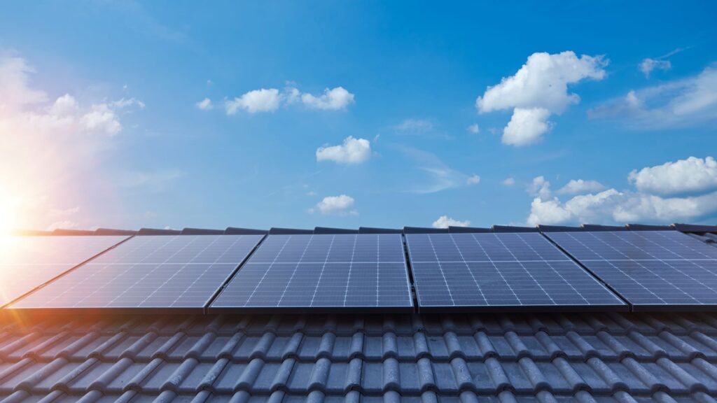 Photovoltaikanlage auf einem Dach, die bei strahlendem Sonnenschein nachhaltige Energie erzeugt, ein lohnender Schritt nach dem Solarpanel-Kauf für langfristige Einsparungen und Umweltschutz.