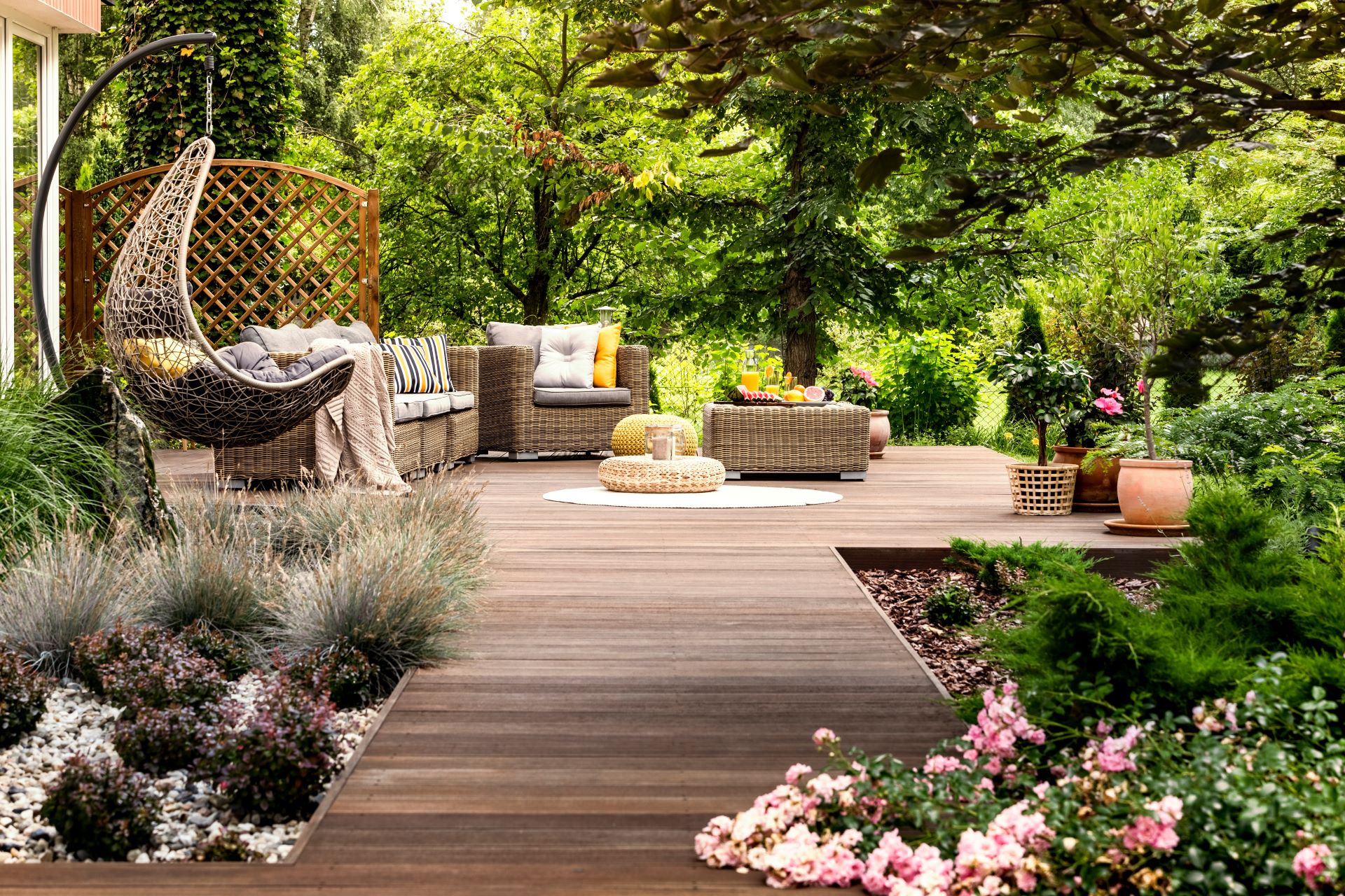 Rattan Gartenmöbel auf einer Holzterrasse