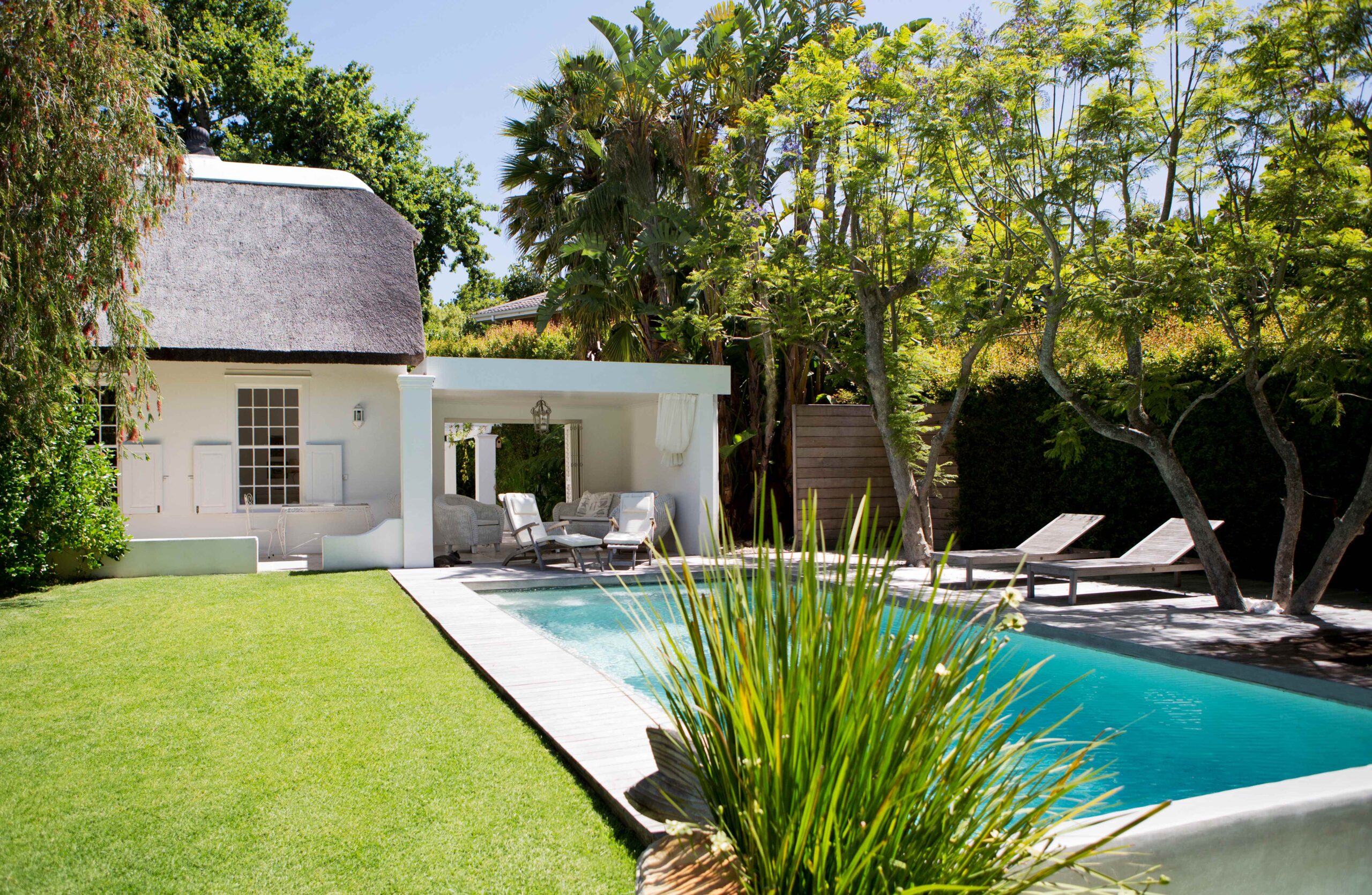 Liegen und Swimmingpool im Garten