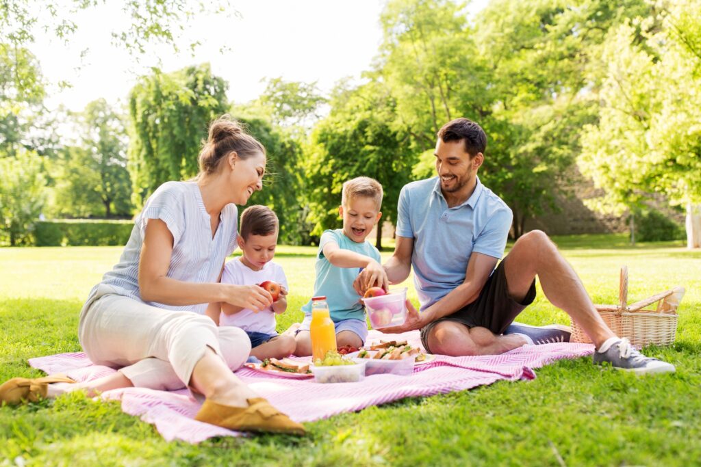 Familie genießt Picknick - amerikanisches Bier