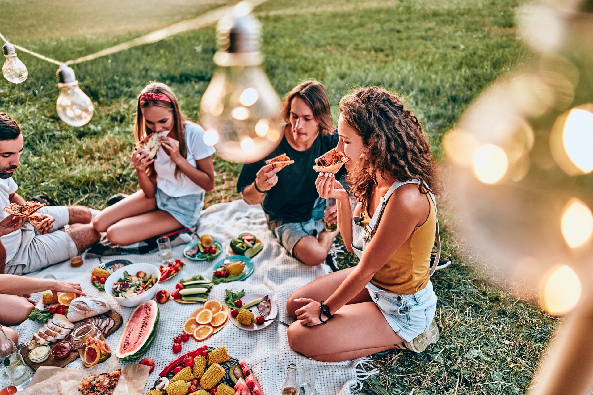 Picknickszene mit Essen und amerikanischem Bier