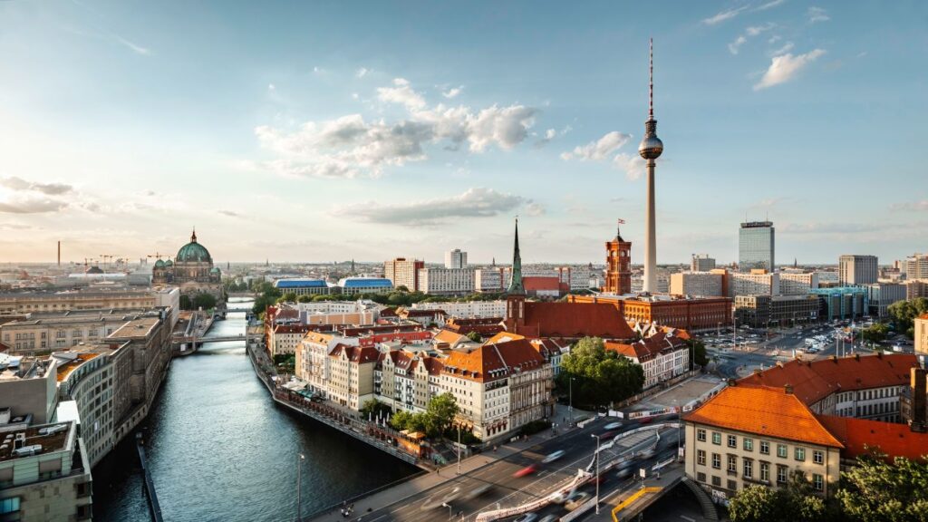 Panoramablick auf Berlin-Mitte mit Spree und Fernsehturm – Symbolbild für urbane Schulwahl und kosten privatschule berlin