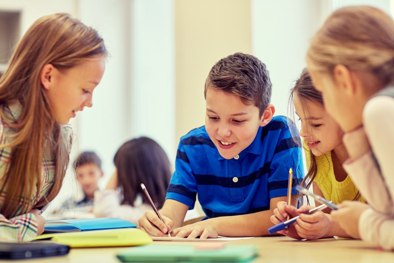 Grundschulkinder arbeiten gemeinsam im Unterricht – Darstellung moderner Lernkonzepte und kosten privatschule berlin im Schulalltag