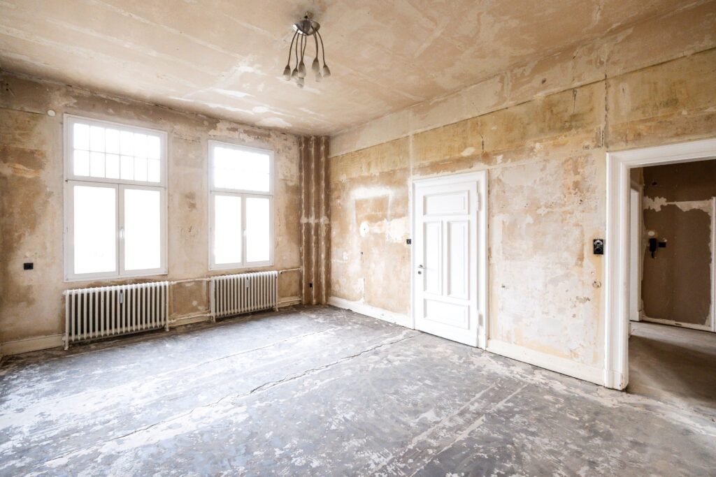Innenraum eines Altbaus vor der Sanierung mit sichtbaren Gebrauchsspuren
