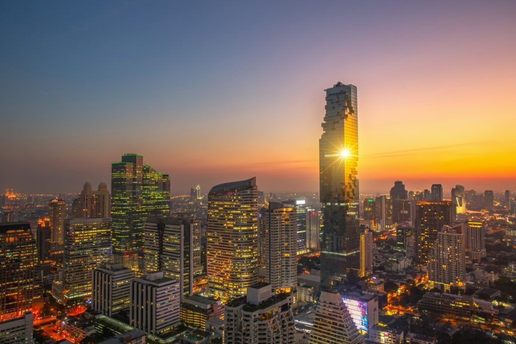 Stadtpanorama mit Hochhäusern im Sonnenuntergang | Randm Tornado kaufen